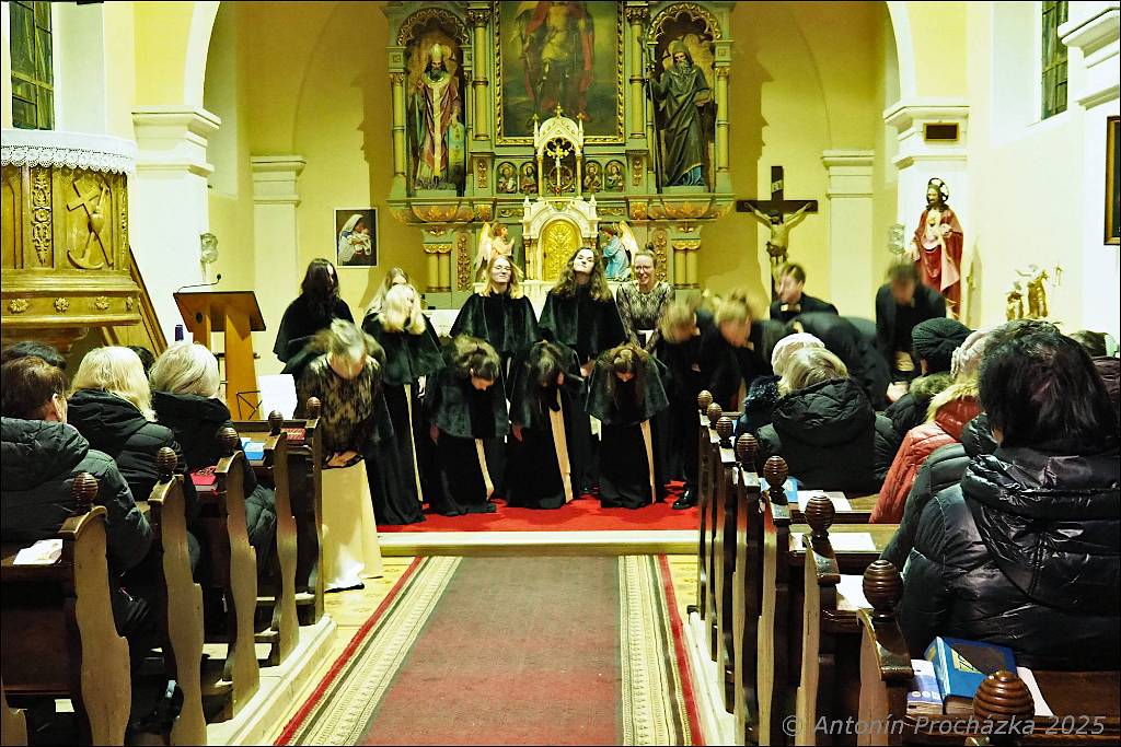 32_PC134677u.JPG - Chvalkovice na Hané, kostel sv. Ferdinanda 13. 12. 2025 – Předvánoční koncert Komorního souboru CANTABILE, pod vedením sbormistryně Markéty Láskové.