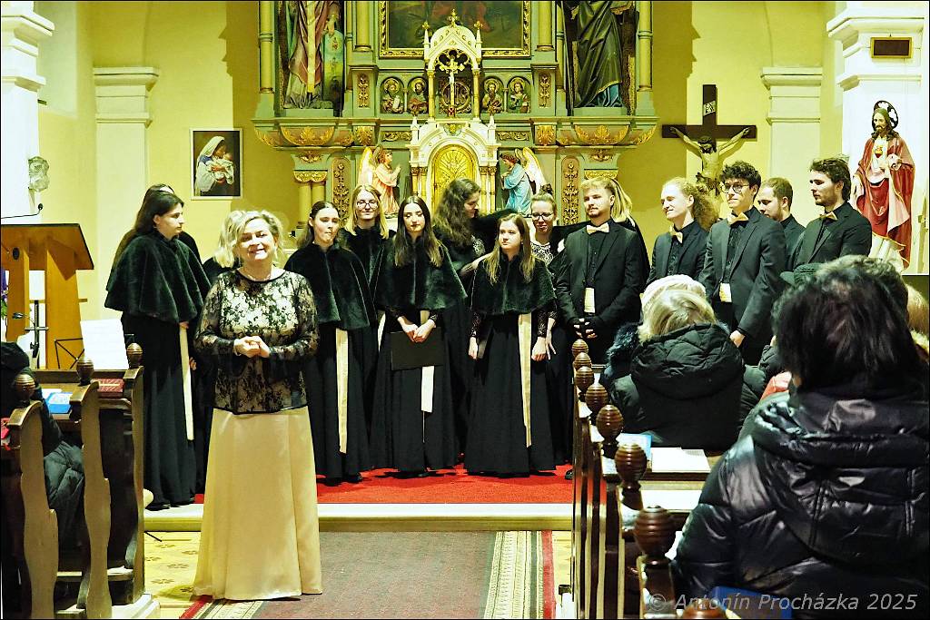 33_PC134678u.JPG - Chvalkovice na Hané, kostel sv. Ferdinanda 13. 12. 2025 – Předvánoční koncert Komorního souboru CANTABILE, pod vedením sbormistryně Markéty Láskové.