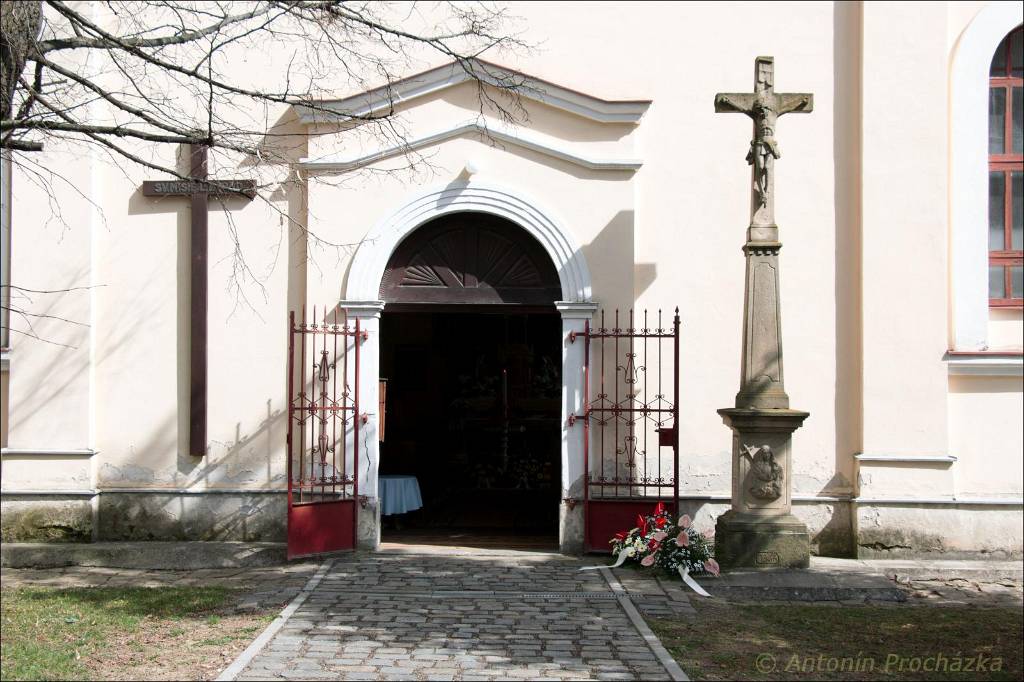 011_2016-03-29_Chvalkovice_3252w.jpg - Chvalkovice na HanĂ© 29. 3. 2016 - portĂˇl kostela sv. Ferdinanda.