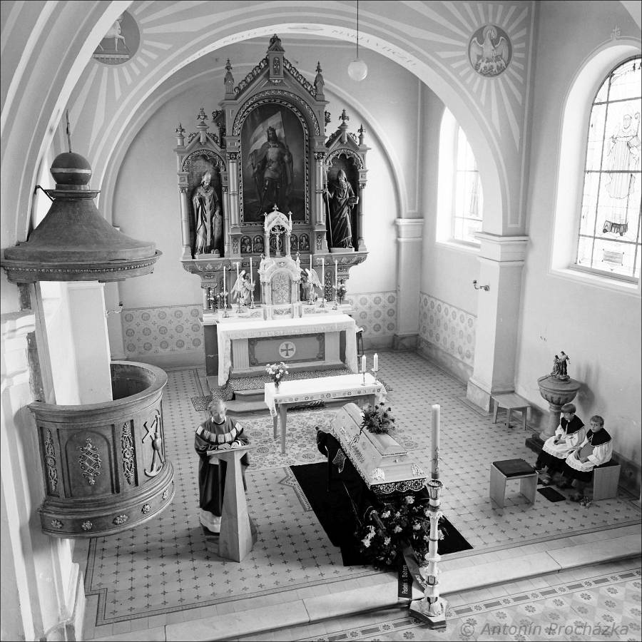 012_1975-09-06_Chvalkovice_P-Stanislav-Jiri-F.jpg - Chvalkovice na Hané 6. 9. 1975 - interiér kostela sv. Ferdinanda - P. Stanislav Fiala.