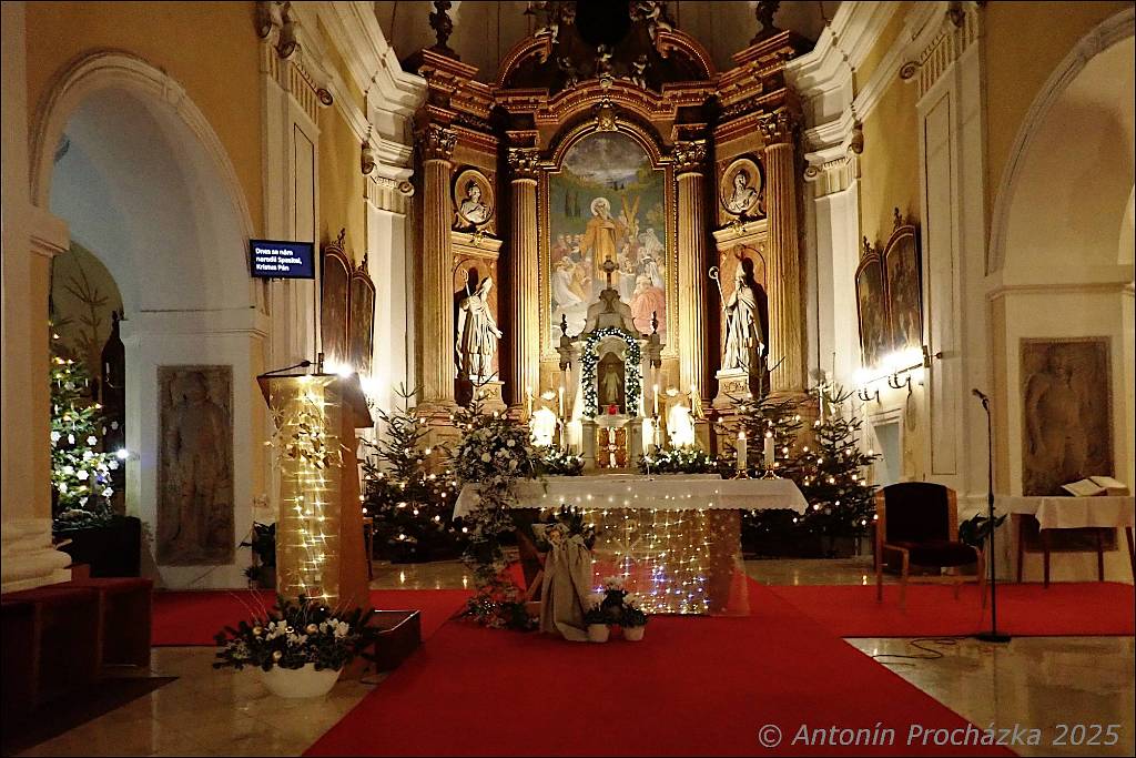 001_PC246639w.JPG - Ivanovice na Hané 24. 12. 2025 – Půlnoční mše neboli vigilie se odehrává v předvečer svátku Narození Páně. První doložená zmínka o půlnoční mši pochází z 5. století.
