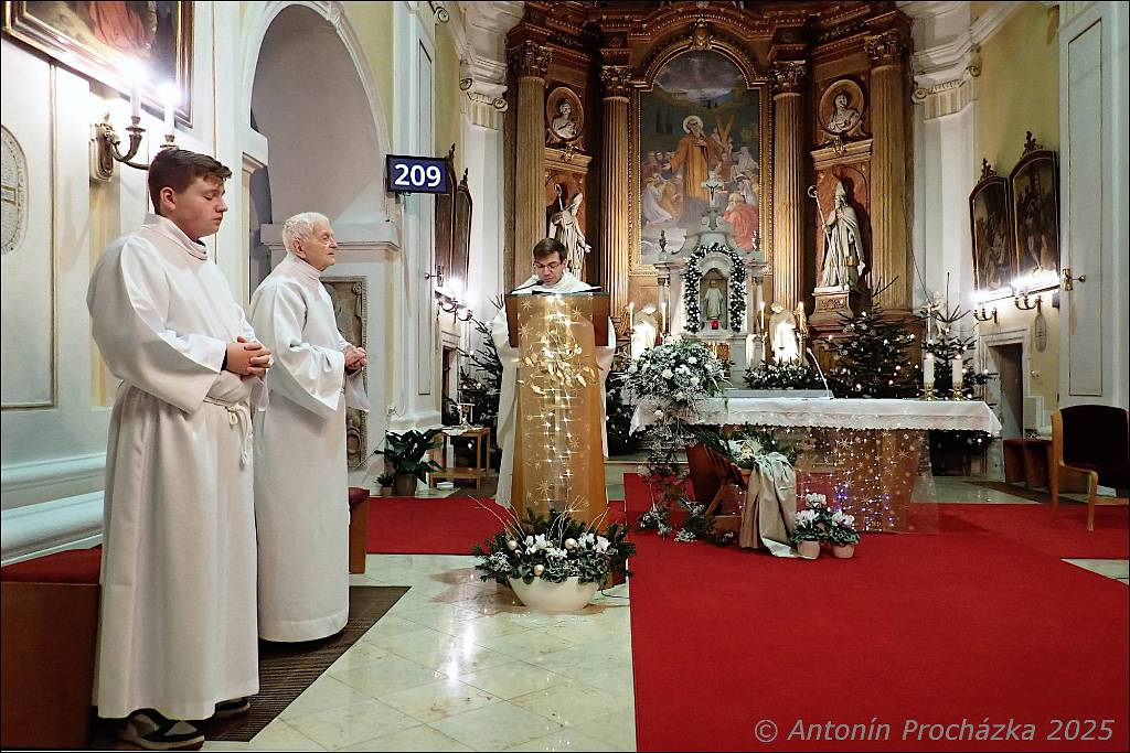 002_PC246648w.JPG - Ivanovice na Hané 24. 12. 2025 – Půlnoční mše neboli vigilie se odehrává v předvečer svátku Narození Páně. První doložená zmínka o půlnoční mši pochází z 5. století.