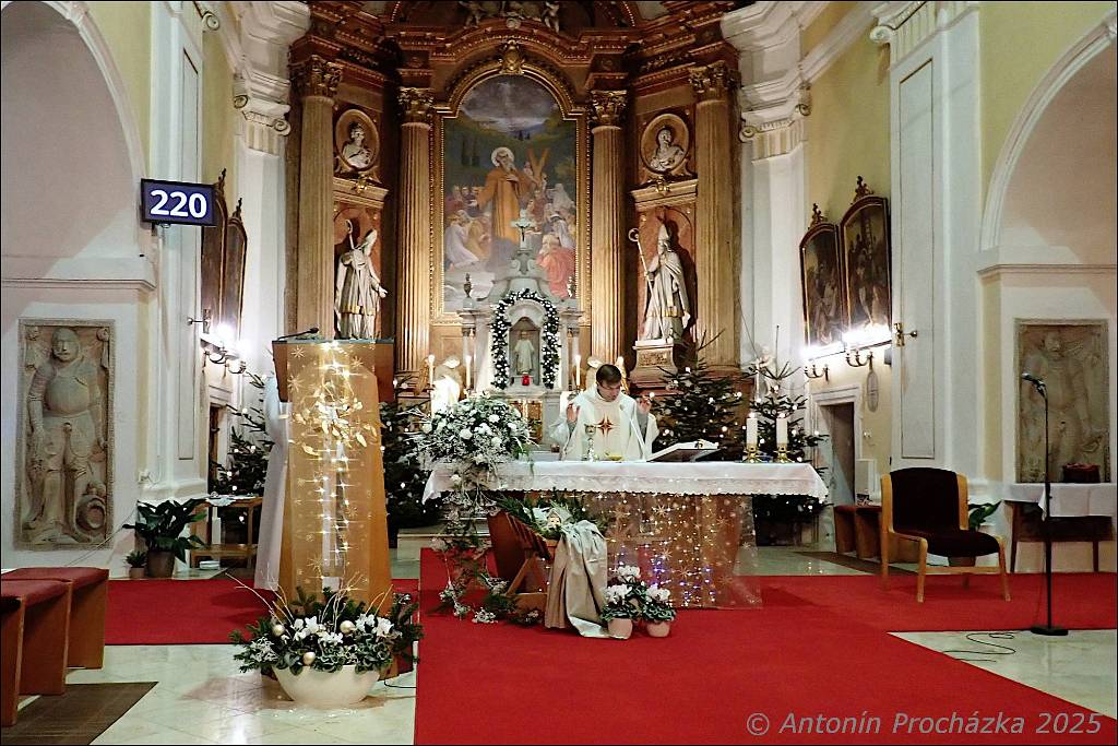 003_PC246650w.JPG - Ivanovice na Hané 24. 12. 2025 – Půlnoční mše neboli vigilie se odehrává v předvečer svátku Narození Páně. První doložená zmínka o půlnoční mši pochází z 5. století.