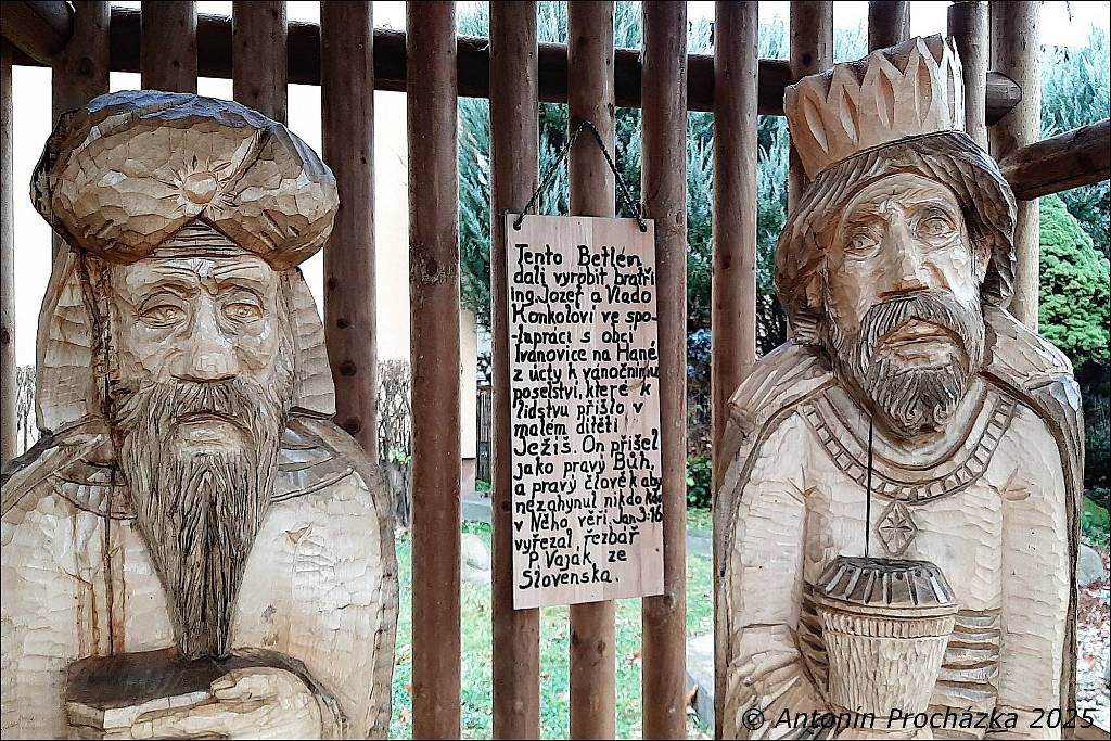 014_20251212_082510w.jpg - Ivanovice na Hané – betlém. Tento betlém dali vyrobit bratři Ing. Jozef a Vlado Konkolovi ve spolupráci s obcí Ivanovice na Hané z úcty k vánočnímu poselství, které k lidstvu přišlo v malém dítěti JEŽÍŠ. On přišel jako pravý Bůh a pravý člověk, aby nezahynul nikdo, kdo v Něho věří. Jan 3:16. Vyřezal řezbář Pavol Vaják ze Slovenska.