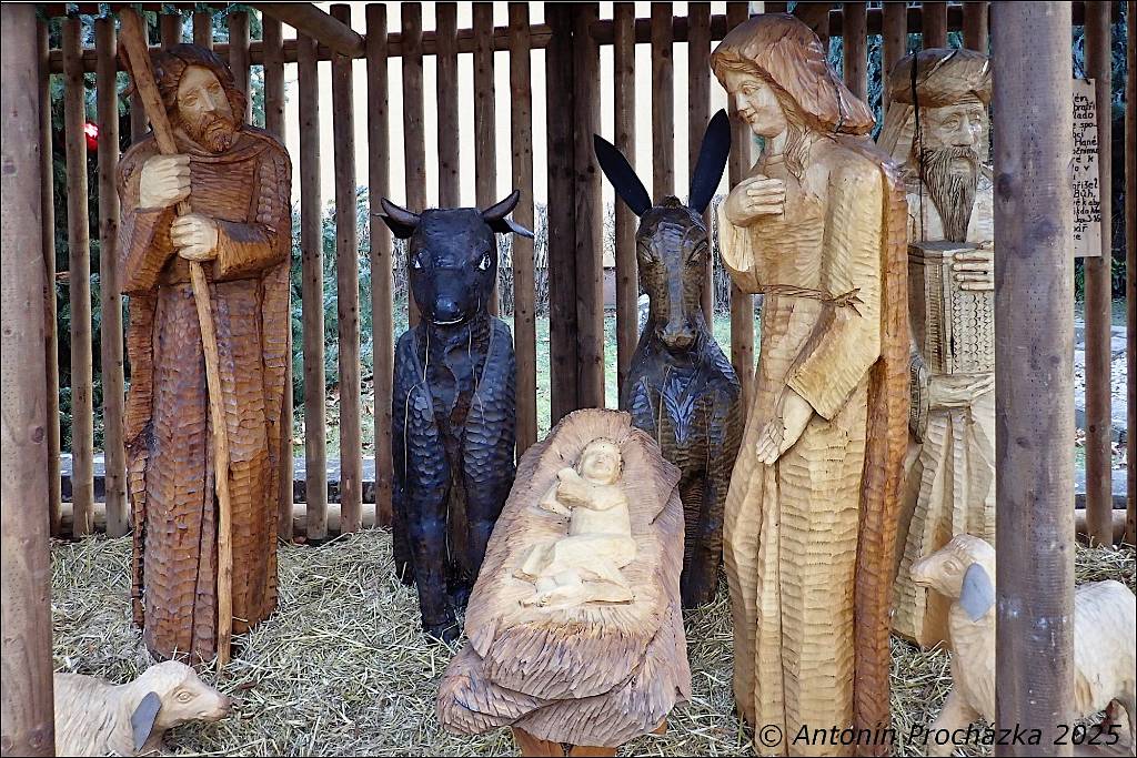 016_PC256661w.JPG - Ivanovice na Hané – betlém. Tento betlém dali vyrobit bratři Ing. Jozef a Vlado Konkolovi ve spolupráci s obcí Ivanovice na Hané z úcty k vánočnímu poselství, které k lidstvu přišlo v malém dítěti JEŽÍŠ. On přišel jako pravý Bůh a pravý člověk, aby nezahynul nikdo, kdo v Něho věří. Jan 3:16. Vyřezal řezbář Pavol Vaják ze Slovenska.