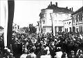 068_26_(2)_president_benes_namesti_ocekavani_prijezdu_r1945