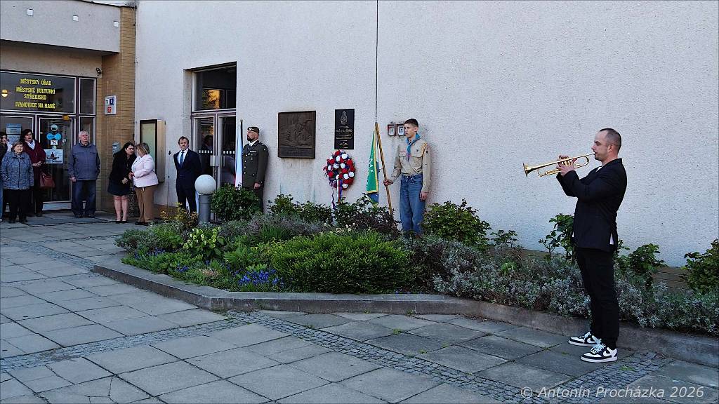 009_P4294793w.jpg - Ivanovice na Hané 29. 4. 2026 – slavnostní odhalení pamětní desky ivanovickému rodákovi, letci RAF Bořivoji Šmídovi. Po odhalení desky následoval koncert  smyčcového kvareta SENORITA´S STRINGS v Kulturním domě..